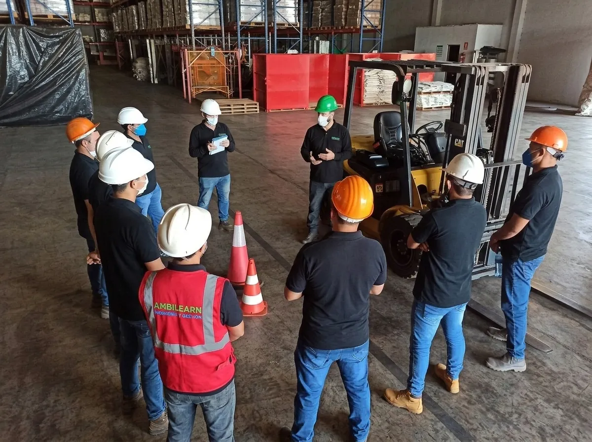 Ingenieros de Ambilearn capacitando a trabajadores en seguridad minera y construcción